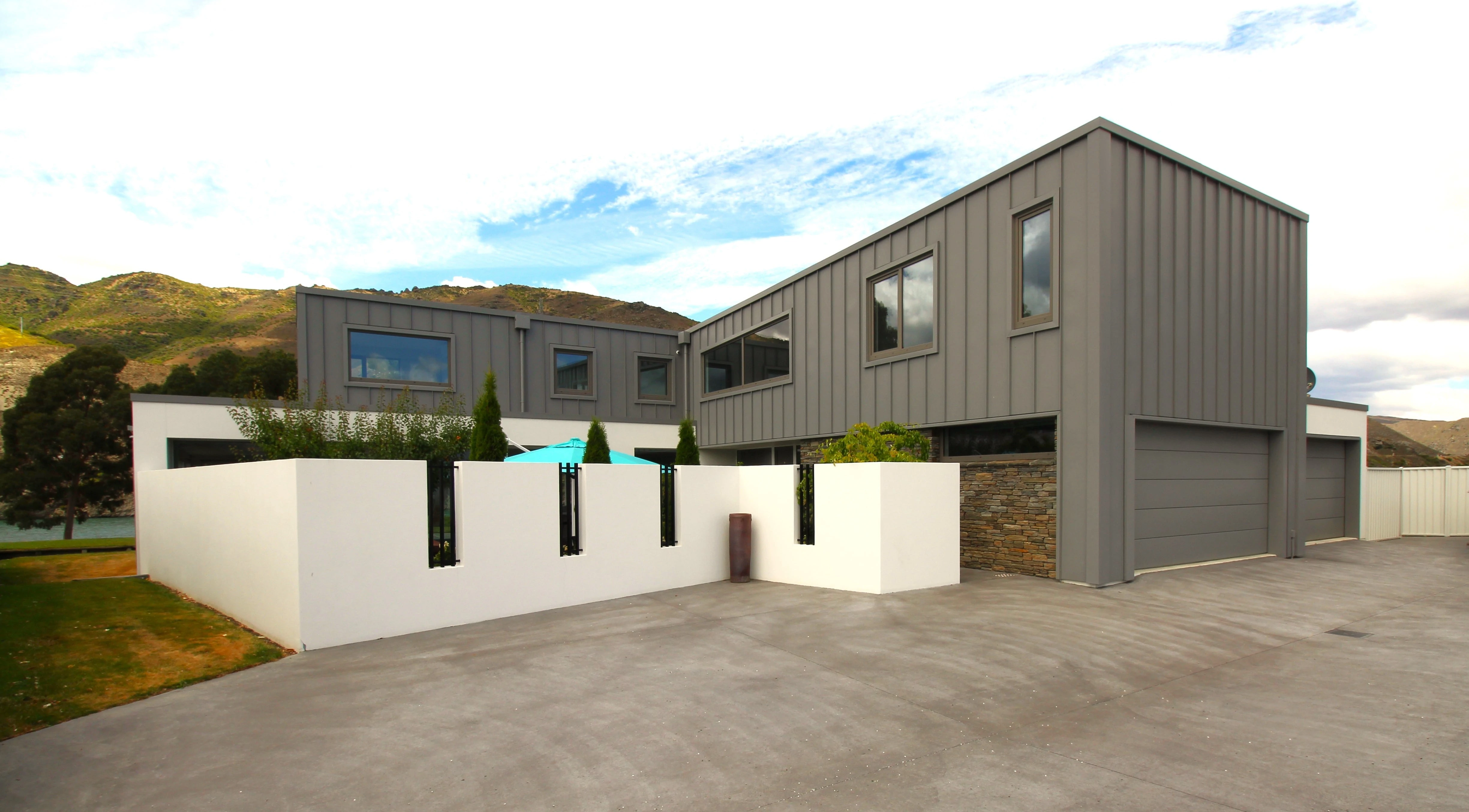 Highland tray cladding over Schist stone with rockcote plaster over Intergra Panel